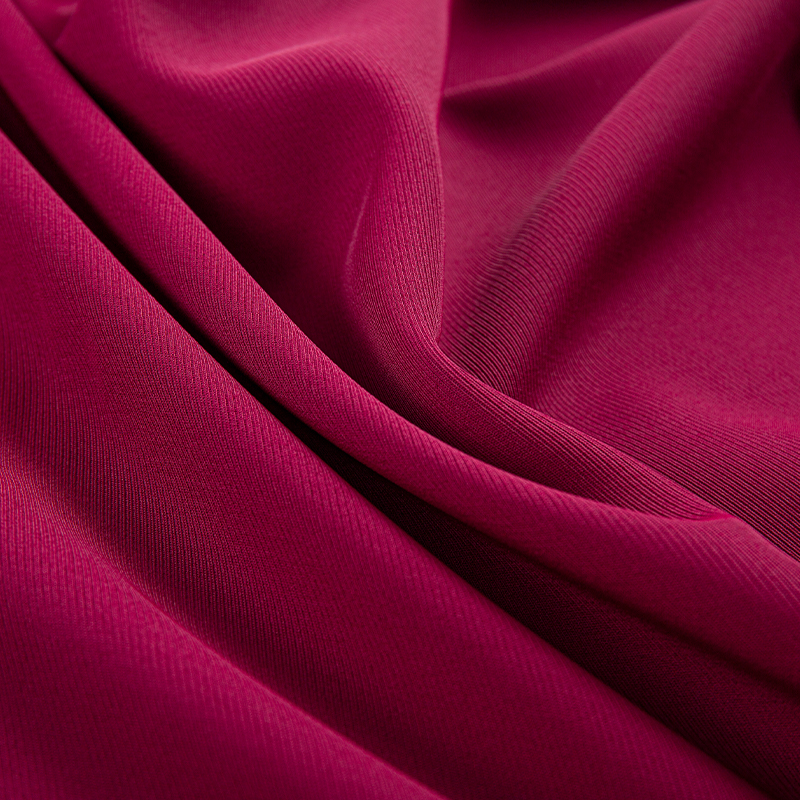 DS382 rouge 272GSM Tissu sergé à filament mat terne, polyester extensible sur quatre côtés, drapé doux pour la peau, infroissable et résistant à l'usure